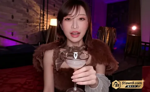 AV女优穿棕色毛绒外套口含白色液体并吞精2 日本AV巨乳女优 粉嫩乳头若隐若现 主 AV女优穿棕色毛绒外套口含白色液体并吞精2