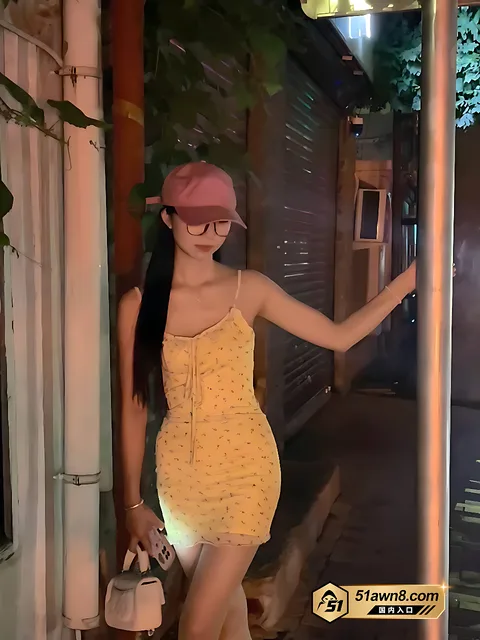 嫩妹戴白色蕾丝眼罩裸胸口交实录3 高颜值女友 情趣内衣大红丝袜完美露脸 嫩妹戴白色蕾丝眼罩裸胸口交实录3