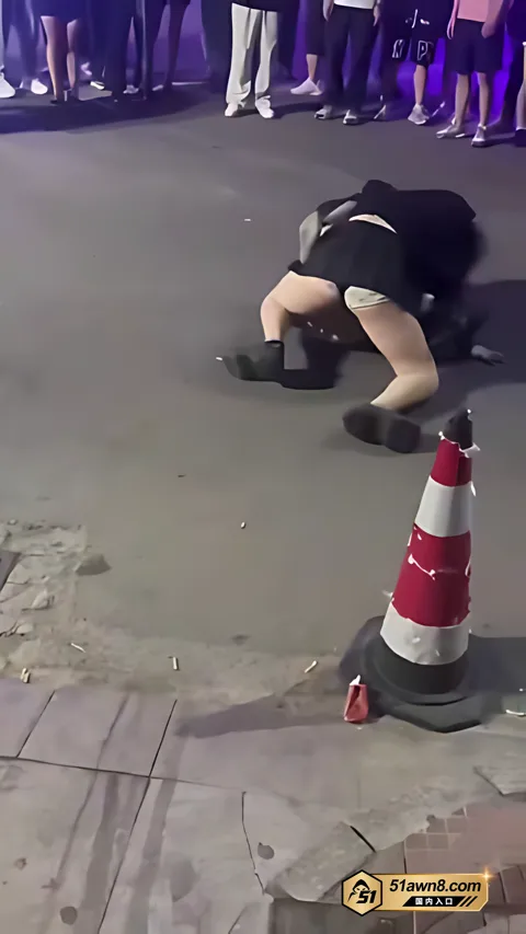 精神小妹当街爆打黄毛黑裙女子跪姿压制对方9 街头吃瓜 精神小妹黑丝内裤短裙 当街爆 精神小妹当街爆打黄毛黑裙女子跪姿压制对方9