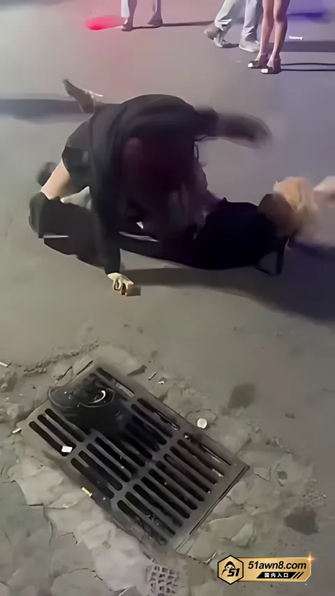 精神小妹当街爆打黄毛黑裙女子跪姿压制对方1 街头吃瓜 精神小妹黑丝内裤短裙 当街爆 精神小妹当街爆打黄毛黑裙女子跪姿压制对方1