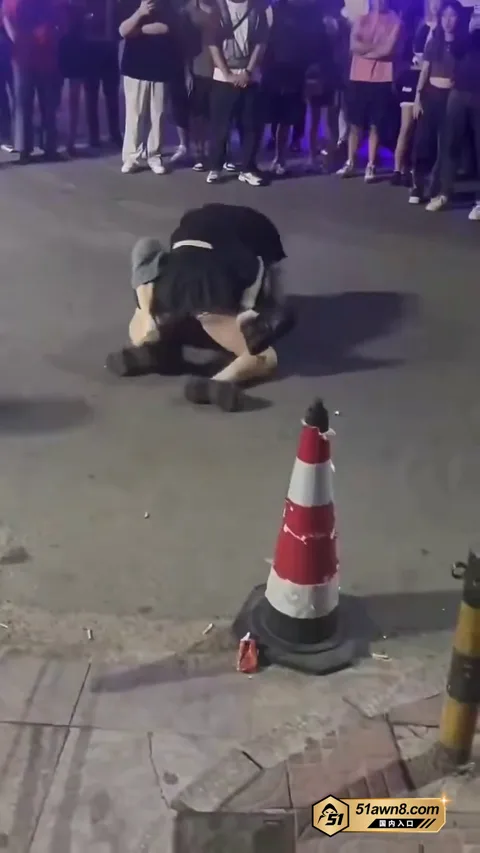 精神小妹当街爆打黄毛黑裙女子跪姿压制对方6 街头吃瓜 精神小妹黑丝内裤短裙 当街爆 精神小妹当街爆打黄毛黑裙女子跪姿压制对方6