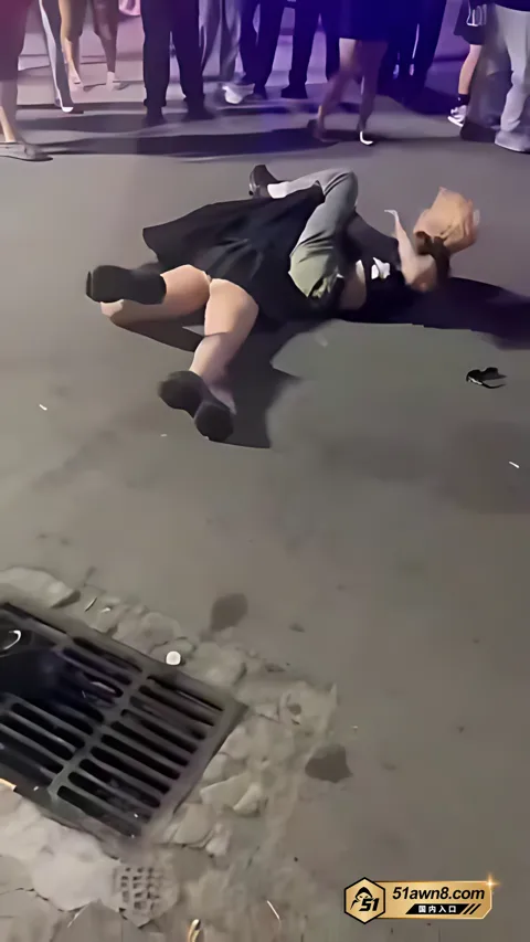 精神小妹当街爆打黄毛黑裙女子跪姿压制对方8 街头吃瓜 精神小妹黑丝内裤短裙 当街爆 精神小妹当街爆打黄毛黑裙女子跪姿压制对方8
