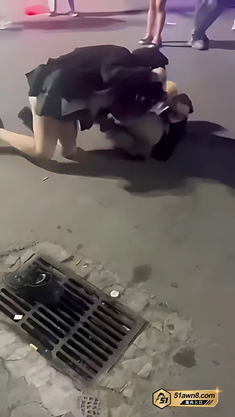 精神小妹当街爆打黄毛黑裙女子跪姿压制对方2 街头吃瓜 精神小妹黑丝内裤短裙 当街爆 精神小妹当街爆打黄毛黑裙女子跪姿压制对方2