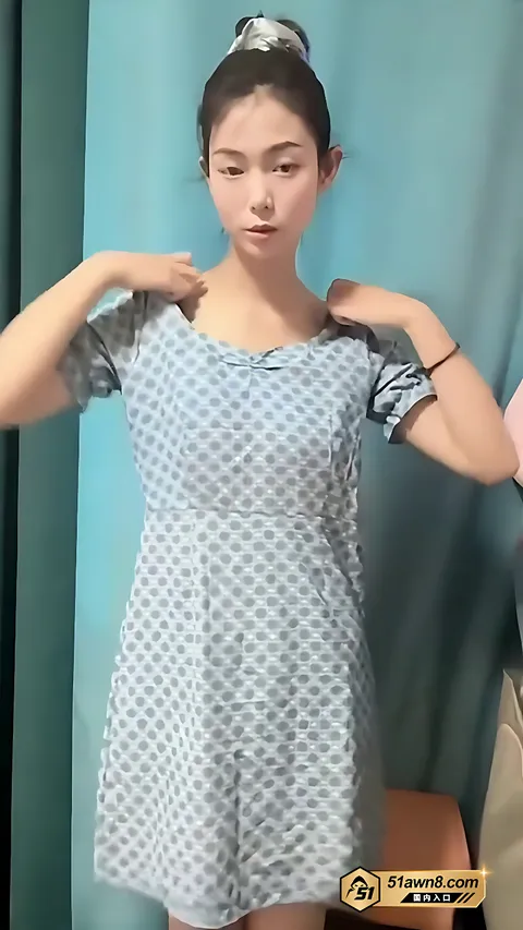 云南学生周闫妮私拍蓝色波点裙脱至全裸2 云南高校学生妹 周闫妮 浴室揉胸诱惑 云南学生周闫妮私拍蓝色波点裙脱至全裸2