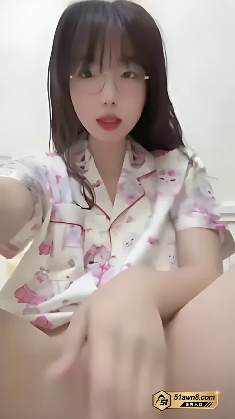 昆明女大学生私拍戴圆框眼镜敞开白色睡衣2 昆明清纯女大学生 不雅视频曝光 眼镜妹 昆明女大学生私拍戴圆框眼镜敞开白色睡衣2