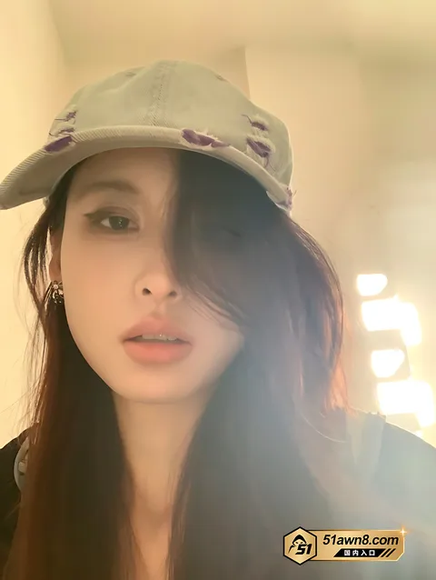 网红Villanelle私拍深蓝百褶裙配白袜4 抖音高颜值嫩妹 Villanelle 网红Villanelle私拍深蓝百褶裙配白袜4