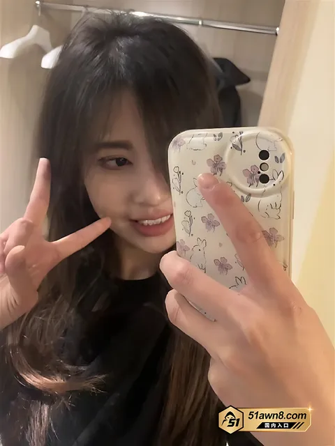 网红Villanelle私拍深蓝百褶裙配白袜6 抖音高颜值嫩妹 Villanelle 网红Villanelle私拍深蓝百褶裙配白袜6