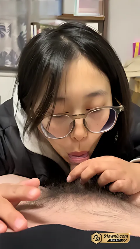 刘茹在沙发上裸身吃鸡1 北京理工大学生 刘茹 眼镜反差婊被富二 刘茹在沙发上裸身吃鸡1
