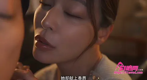 水果派妹子全裸压在男的身上6 水果派解说 巨乳痴女显淫威 按着少年舌 水果派妹子全裸压在男的身上6