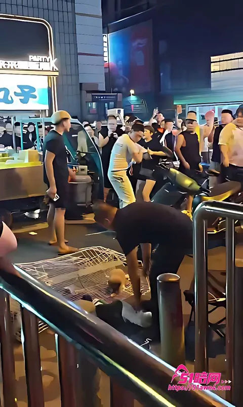 长春夜市章鱼小丸子摊路人聚集4 长春夜市 醉汉当街挑衅摊主 精神小伙看 长春夜市章鱼小丸子摊路人聚集4