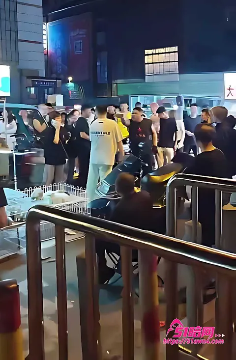 长春夜市章鱼小丸子摊路人聚集1 长春夜市 醉汉当街挑衅摊主 精神小伙看 长春夜市章鱼小丸子摊路人聚集1