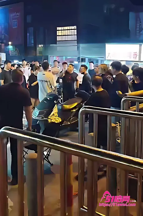 长春夜市章鱼小丸子摊路人聚集3 长春夜市 醉汉当街挑衅摊主 精神小伙看 长春夜市章鱼小丸子摊路人聚集3