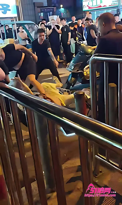 长春夜市章鱼小丸子摊路人聚集5 长春夜市 醉汉当街挑衅摊主 精神小伙看 长春夜市章鱼小丸子摊路人聚集5
