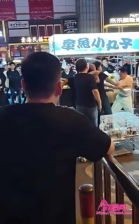 长春夜市章鱼小丸子摊路人聚集9 长春夜市 醉汉当街挑衅摊主 精神小伙看 长春夜市章鱼小丸子摊路人聚集9