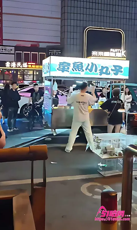 长春夜市章鱼小丸子摊路人聚集8 长春夜市 醉汉当街挑衅摊主 精神小伙看 长春夜市章鱼小丸子摊路人聚集8