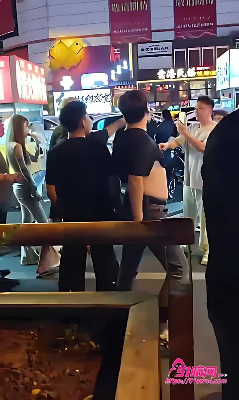 长春夜市章鱼小丸子摊路人聚集2 长春夜市 醉汉当街挑衅摊主 精神小伙看 长春夜市章鱼小丸子摊路人聚集2