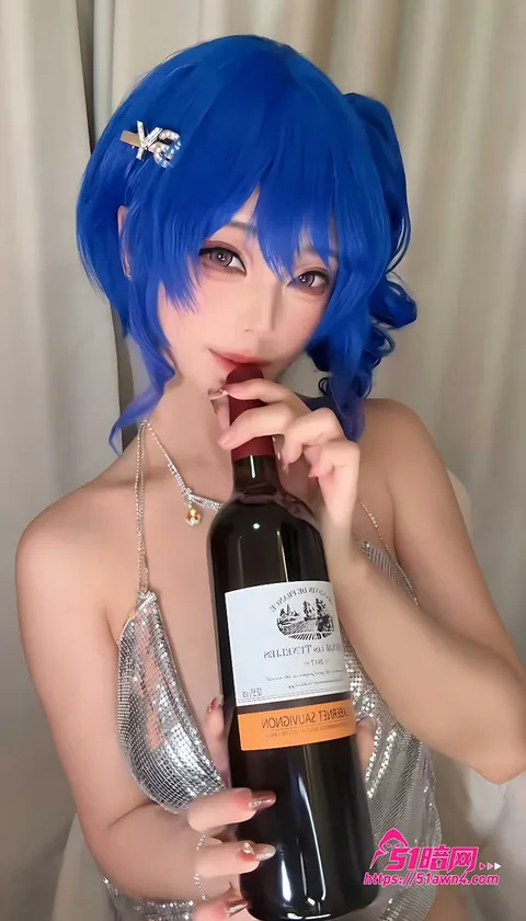 蜜汁猫裘穿银色亮片深V裙拿红酒瓶7 推特高颜值巨乳女神 蜜汁猫裘 COS碧 蜜汁猫裘穿银色亮片深V裙拿红酒瓶7