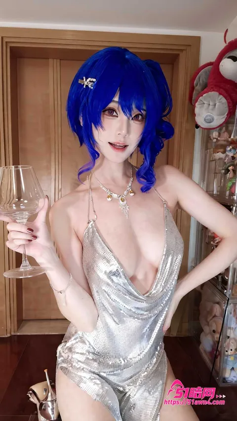 蜜汁猫裘穿银色亮片深V裙拿红酒瓶1 推特高颜值巨乳女神 蜜汁猫裘 COS碧 蜜汁猫裘穿银色亮片深V裙拿红酒瓶1
