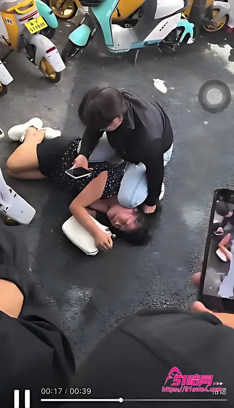 保定路边吃瓜妹子躺在沥青地上11 河北保定高阳正信购物中心抓奸 原配胖揍 保定路边吃瓜妹子躺在沥青地上11