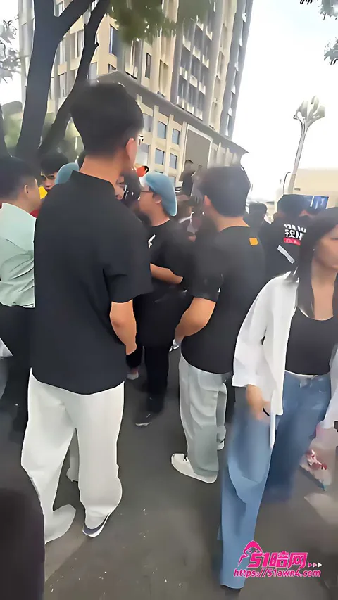 保定路边吃瓜妹子躺在沥青地上8 河北保定高阳正信购物中心抓奸 原配胖揍 保定路边吃瓜妹子躺在沥青地上8