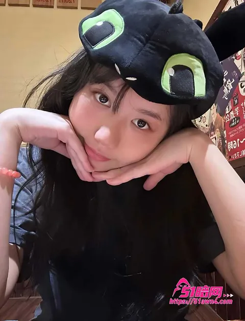 SkyeChoo在床上被揉两人缠在一起5 约炮大神 线下约操长发大学生 Skye SkyeChoo在床上被揉两人缠在一起5