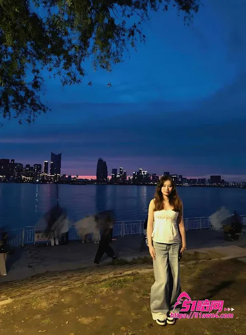 SkyeChoo在床上被揉两人缠在一起3 约炮大神 线下约操长发大学生 Skye SkyeChoo在床上被揉两人缠在一起3