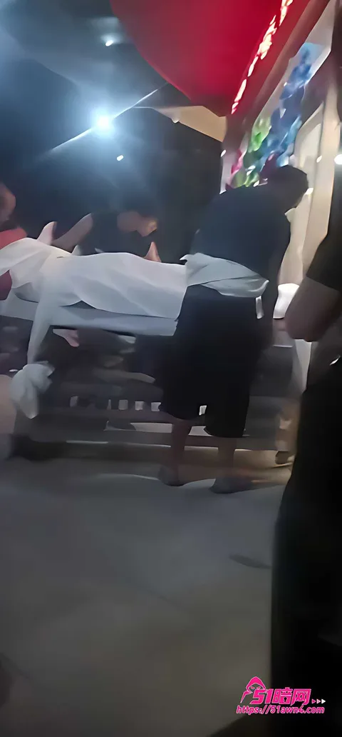 信阳余店村多人聚集出现制服人员与车辆7 河南信阳余店村 村民聚集讨说法 裕丰粮 信阳余店村多人聚集出现制服人员与车辆7