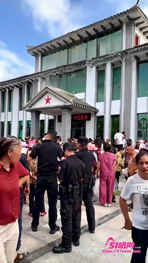 信阳余店村多人聚集出现制服人员与车辆9 河南信阳余店村 村民聚集讨说法 裕丰粮 信阳余店村多人聚集出现制服人员与车辆9