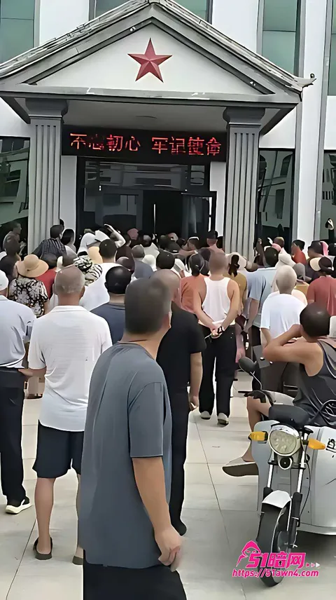 信阳余店村多人聚集出现制服人员与车辆3 河南信阳余店村 村民聚集讨说法 裕丰粮 信阳余店村多人聚集出现制服人员与车辆3