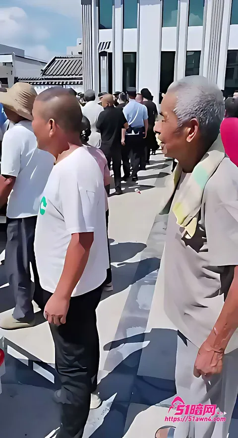 信阳余店村多人聚集出现制服人员与车辆6 河南信阳余店村 村民聚集讨说法 裕丰粮 信阳余店村多人聚集出现制服人员与车辆6