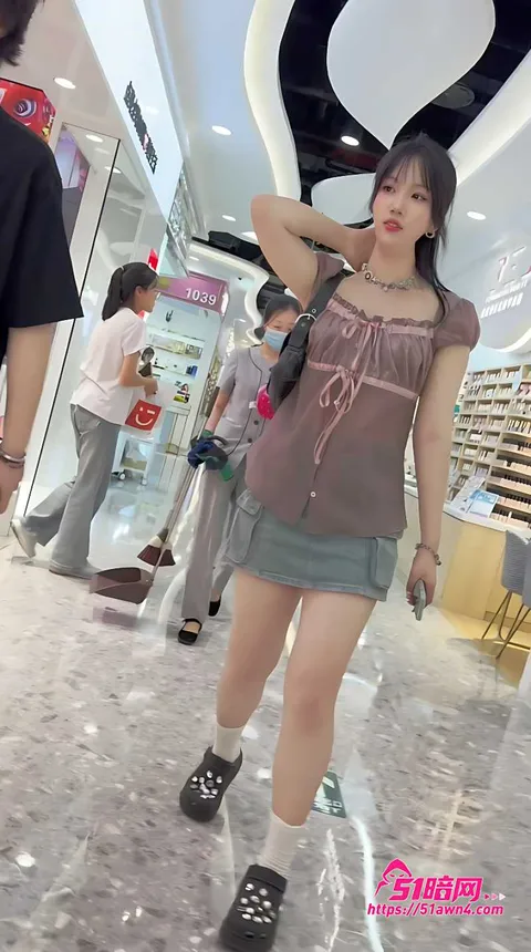VICKY换装逛店俯卧趴在床上3 KFC抄底系列 各种极品小姐姐 一箭双 VICKY换装逛店俯卧趴在床上3