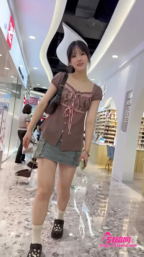 VICKY换装逛店俯卧趴在床上1 KFC抄底系列 各种极品小姐姐 一箭双 VICKY换装逛店俯卧趴在床上1