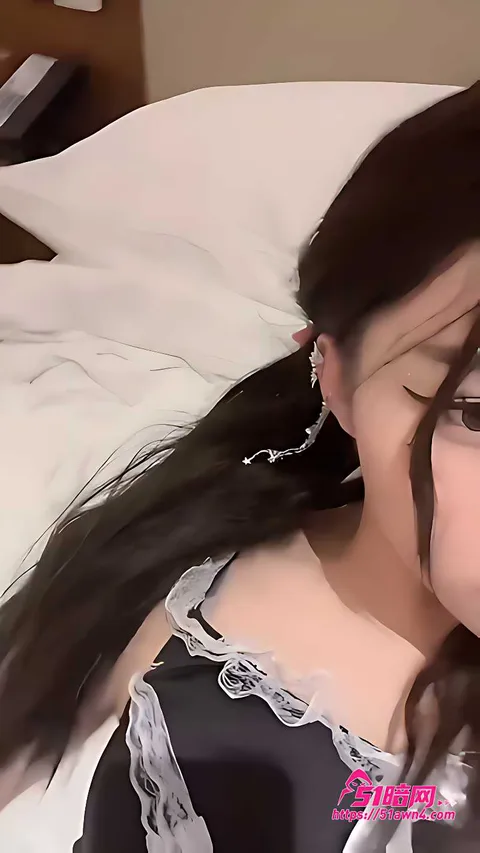 黑裙躺白床大腿红纹身9 国产极品妹子 启灵 黑裙躺床大腿红纹身 黑裙躺白床大腿红纹身9