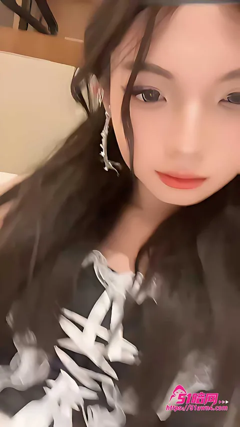 黑裙躺白床大腿红纹身2 国产极品妹子 启灵 黑裙躺床大腿红纹身 黑裙躺白床大腿红纹身2