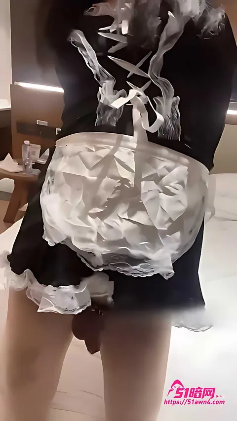 黑裙躺白床大腿红纹身5 国产极品妹子 启灵 黑裙躺床大腿红纹身 黑裙躺白床大腿红纹身5
