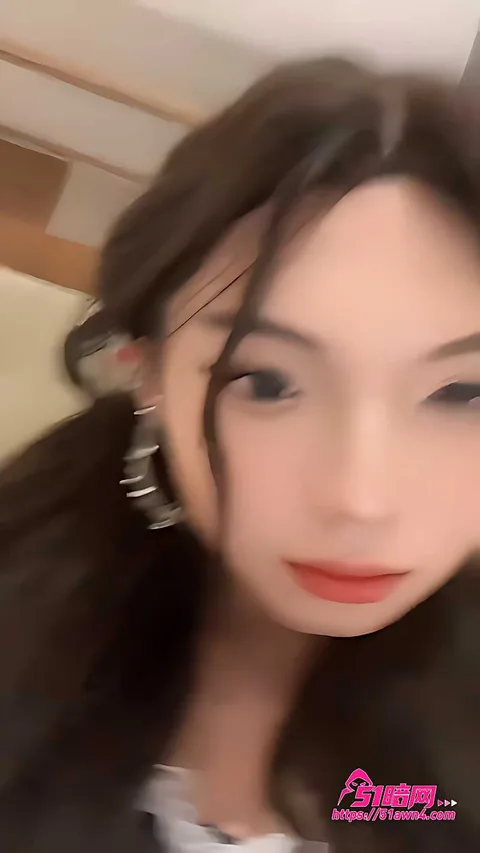 黑裙躺白床大腿红纹身4 国产极品妹子 启灵 黑裙躺床大腿红纹身 黑裙躺白床大腿红纹身4