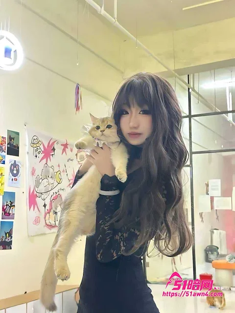 紫色蕾丝精神小妹拿仿真棒玩得起劲5 高颜值黄毛短发 精神小妹 居家自拍发给 紫色蕾丝精神小妹拿仿真棒玩得起劲5