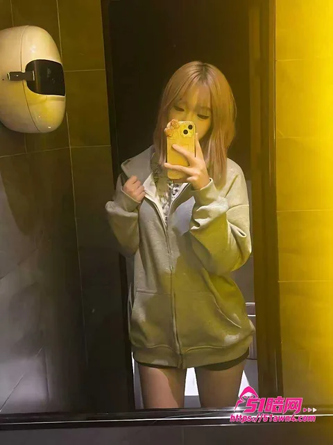 紫色蕾丝精神小妹拿仿真棒玩得起劲3 高颜值黄毛短发 精神小妹 居家自拍发给 紫色蕾丝精神小妹拿仿真棒玩得起劲3