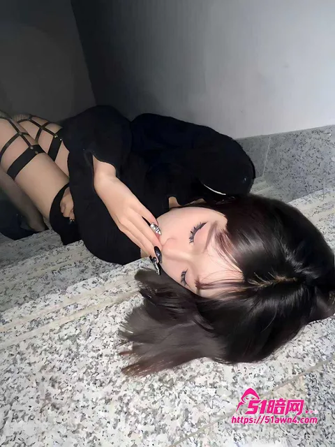 紫色蕾丝精神小妹拿仿真棒玩得起劲1 高颜值黄毛短发 精神小妹 居家自拍发给 紫色蕾丝精神小妹拿仿真棒玩得起劲1