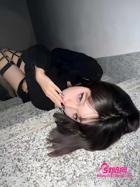 紫色蕾丝精神小妹拿仿真棒玩得起劲4 高颜值黄毛短发 精神小妹 居家自拍发给 紫色蕾丝精神小妹拿仿真棒玩得起劲4