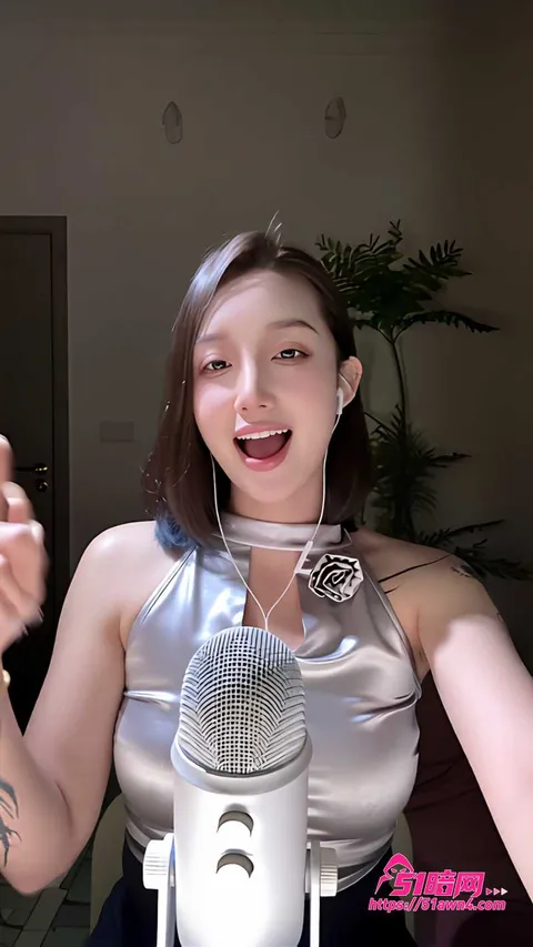 陈肩睡不醒银色挂脖上衣纹身细节6 ASMR高颜值声控博主 陈肩睡不醒 低 陈肩睡不醒银色挂脖上衣纹身细节6