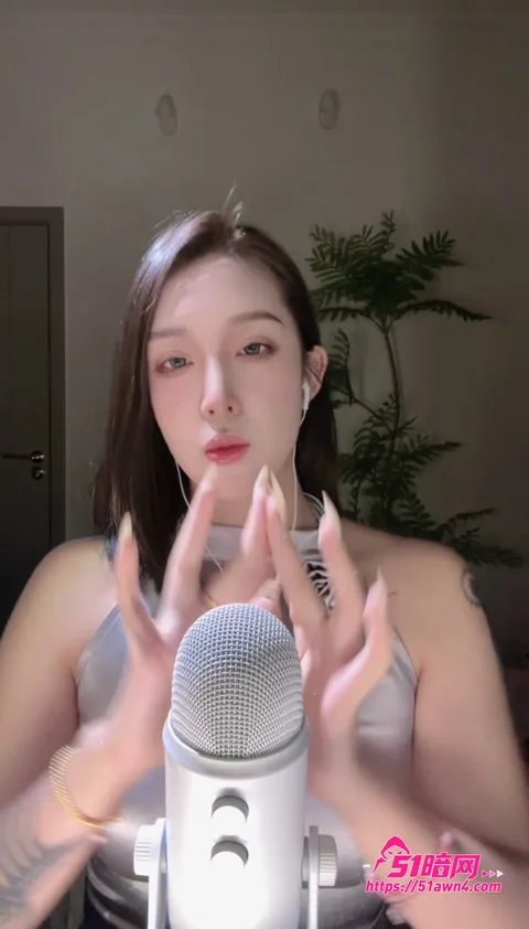 陈肩睡不醒银色挂脖上衣纹身细节4 ASMR高颜值声控博主 陈肩睡不醒 低 陈肩睡不醒银色挂脖上衣纹身细节4