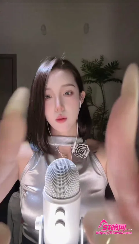 陈肩睡不醒银色挂脖上衣纹身细节5 ASMR高颜值声控博主 陈肩睡不醒 低 陈肩睡不醒银色挂脖上衣纹身细节5