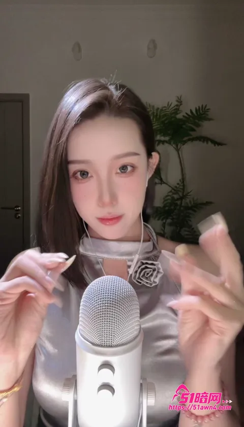 陈肩睡不醒银色挂脖上衣纹身细节3 ASMR高颜值声控博主 陈肩睡不醒 低 陈肩睡不醒银色挂脖上衣纹身细节3
