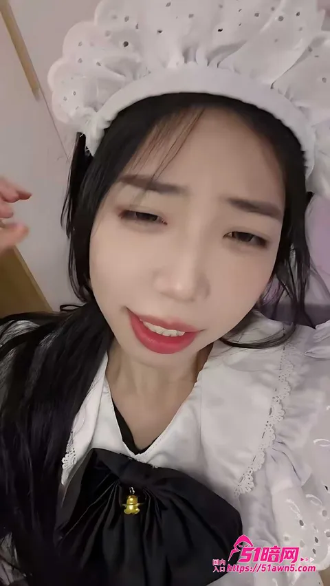丝丝穿女仆装在卧室撩裙子露骚逼3 半糖高颜值御姐 丝丝不是思思 性感女仆 丝丝穿女仆装在卧室撩裙子露骚逼3
