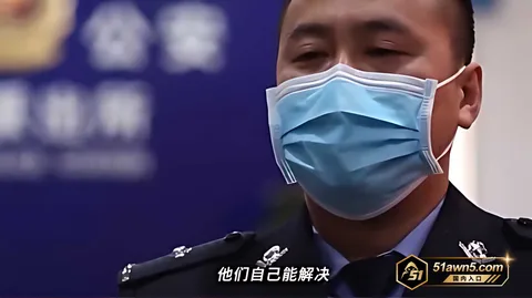 蓝色制服男与神秘女子1 社会纪实 蓝色制服男与神秘女子 场景多 蓝色制服男与神秘女子1