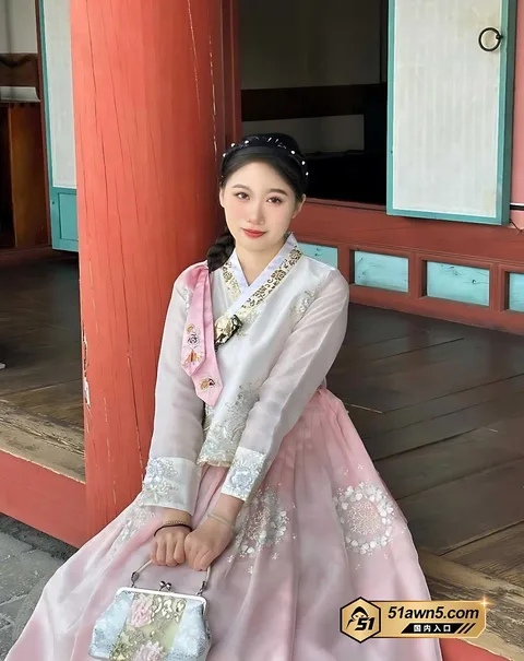 子敏在床上自己玩掰开骚逼给看5 推特约炮大神 酒店约操21岁巨乳大学生 子敏在床上自己玩掰开骚逼给看5
