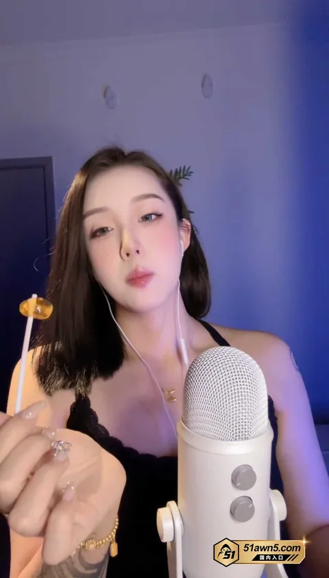 陈肩睡不醒黑色吊带贴麦诱惑3 ASMR高颜值博主 陈肩睡不醒 樱桃小 陈肩睡不醒黑色吊带贴麦诱惑3