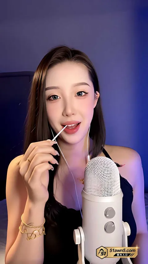 陈肩睡不醒黑色吊带贴麦诱惑1 ASMR高颜值博主 陈肩睡不醒 樱桃小 陈肩睡不醒黑色吊带贴麦诱惑1