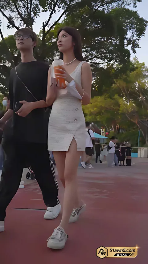 bananacat系列街拍裙底内裤特写4 bananacat系列 抄底极品小姐姐 bananacat系列街拍裙底内裤特写4